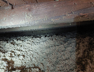 Zateplení stropu řadového rodinného domu pomocí foukané izolace